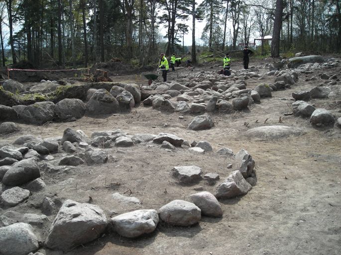 Här syns ett antal av de nu frilagda gravarna