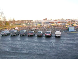 Parkeringsplats och växthus växer fram medan utgrävningen pågår. Foto: Anna Maria Renck, Arkeologikonsult.