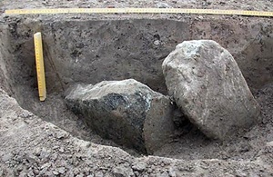 Fig 2. De takbärande stolparna var försedda med en kraftig stenskoning.
