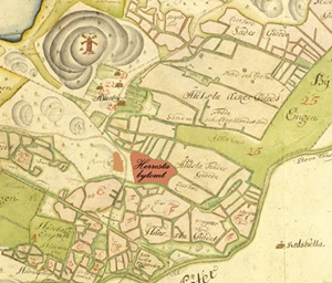 På bilden ovan som är en detalj från en karta upprättad över Säby säteri 1686 har vi markerat läget för den då avhysta gården Herresta (RAÄ 239). Snett ovanför Herresta låg byn Ålsta och snett ner till höger i bild fanns Kalvshälla. Till vänster om Herresta har vi markerat läget för det gravfält (RAÄ 114) vi också undersökt. (Kartan är orienterad så att norr ligger till höger i bild)