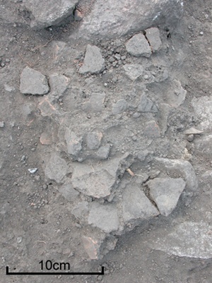 En hög med krukskärvor är allt som återstår av lerkrukan efter 900 år. Foto: John Molin, Arkeologikonsult.