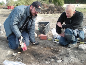 Här diskuterar Fedir och Mikael ett fynd av en lerkruka i en av gravarna. Foto: Anna Hed Jakobsson, Arkeologikonsult.