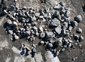 Här syns graven med kvarnstenen i. Det rör sig om en överliggare till en handvridkvarn. Foto: Studiograph.